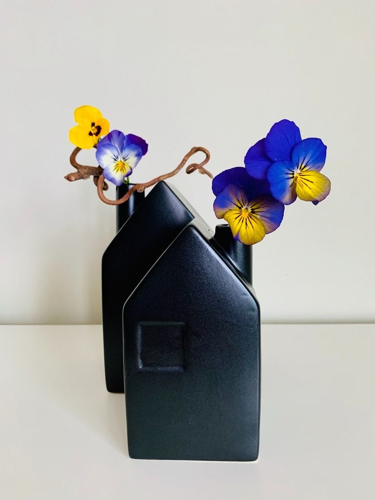 Ikebana arrangement displaying asymmetry and texture